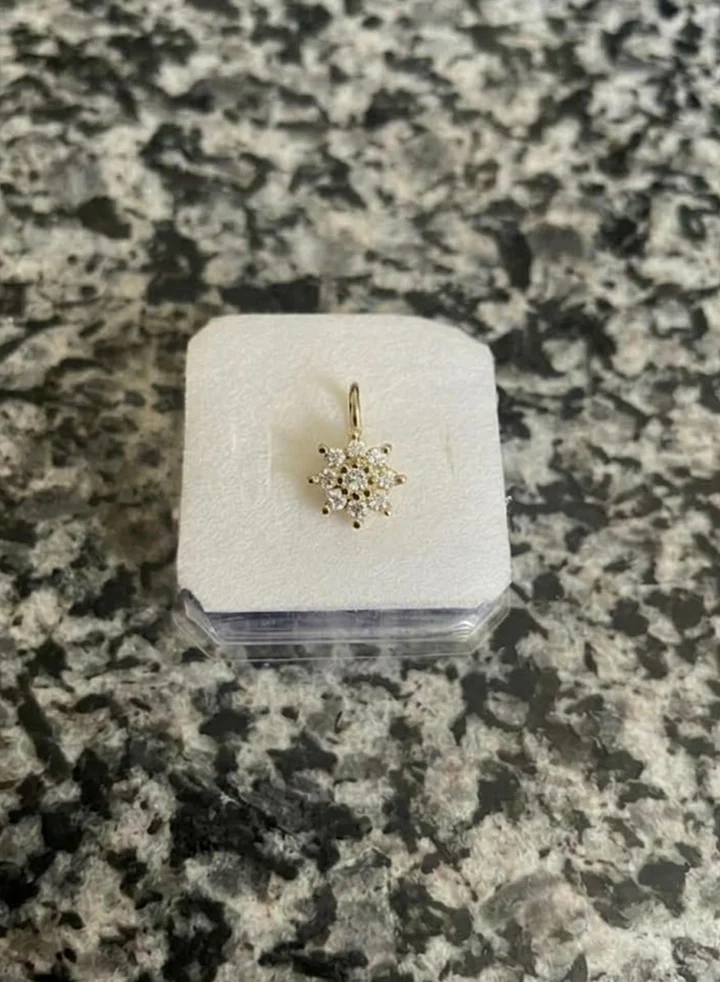 Flower Stone Nose Pin